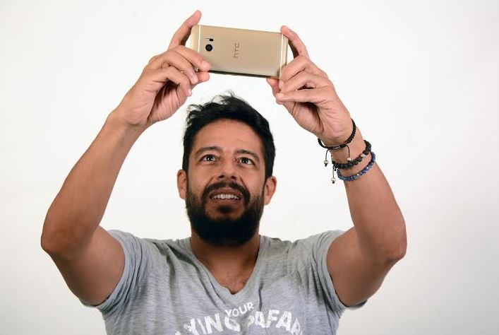 HTC تهدي “القوة العاشرة” للنجم محمد حماقي