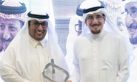 وزير العمل والتنمية الاجتماعية يكرم STC لشراكتها مع جمعية (إطعام)