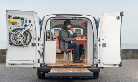 “نيسان” تكشف عن أولى سياراتها الكهربائية المزودة بمساحة مكتبية متنقلة e-NV200 WORKSPACe