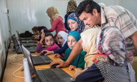 لغة المستقبل “البرمجة” تلهم أكثر من عشر آلاف لاجئ وشاب في الشرق الأوسط