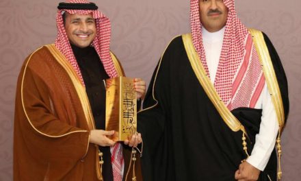 أمير منطقة المدينة المنورة يكرم جبل عمر لرعايتها معرض جماليات الخط العربي في باريس