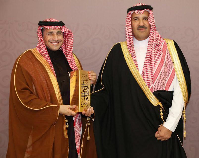 أمير منطقة المدينة المنورة يكرم جبل عمر لرعايتها معرض جماليات الخط العربي في باريس