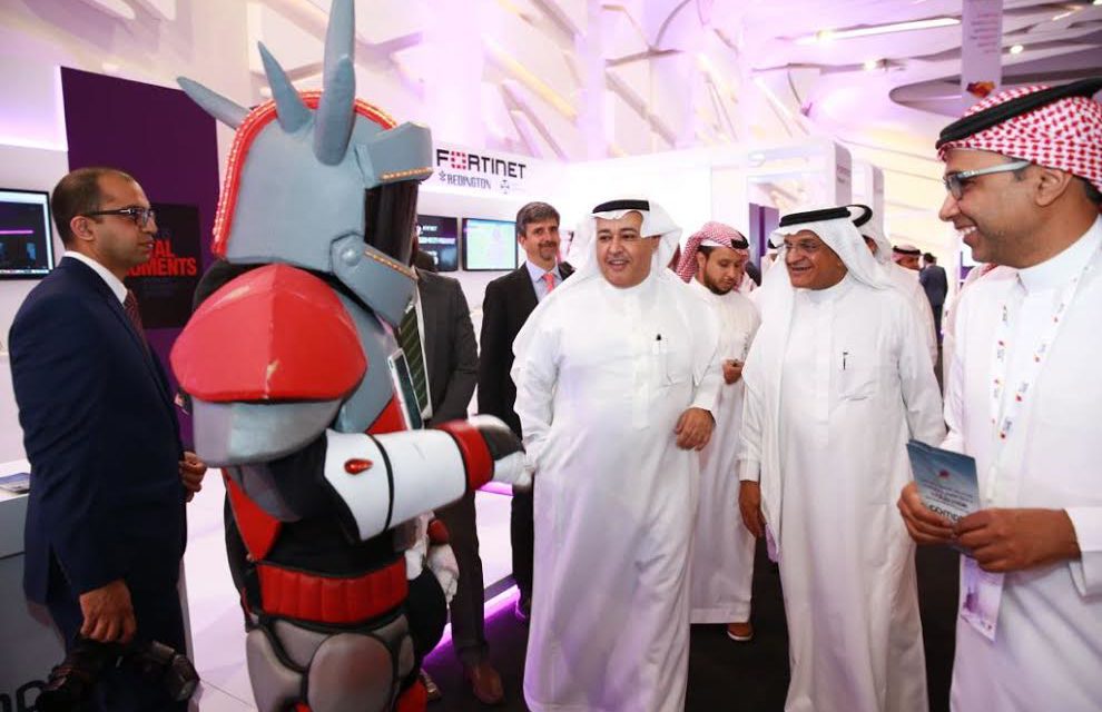 السويل يفتتح معرض مستقبل التكنولوجيا الرقمية من تنظيم STC