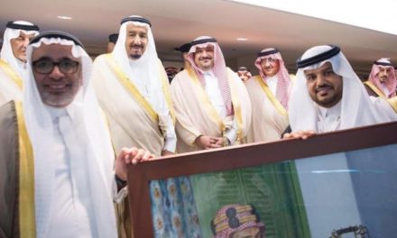 STC تقدم هدية تذكارية لخادم الحرمين الشريفين