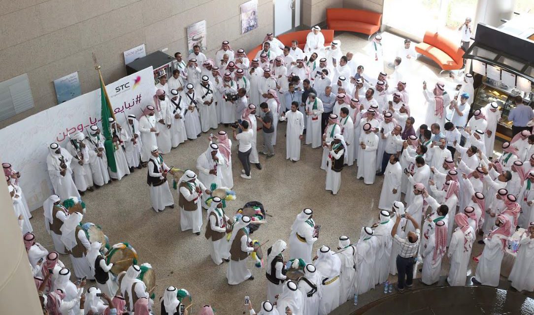 منسوبي STC يحتفون في يوم الوطن بالعرضة السعودية