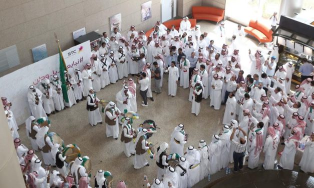 منسوبي STC يحتفون في يوم الوطن بالعرضة السعودية