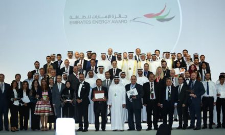 تكريم الفائزين بالدورة الثالثة من جائزة الإمارات للطاقة خلال حفل ضخم