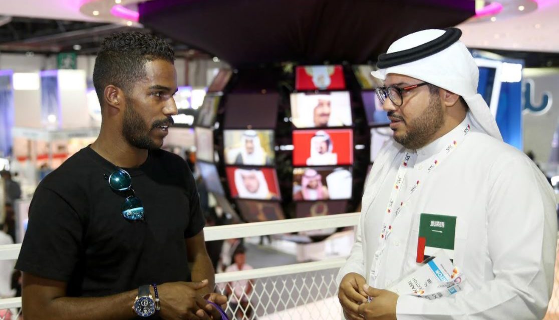 نواف العابد في جناح STC بجيتكس دبي