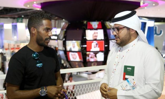 نواف العابد في جناح STC بجيتكس دبي