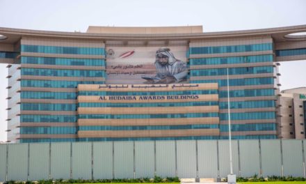 مؤسسة حمدان بن راشد آل مكتوم للأداء التعليمي المتميز تضع لوحة ضخمة للشيخ زايد في مقرها الرئيسي