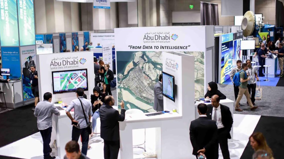 وفد حكومة أبوظبي يختتم مشاركته في “المؤتمر العالمي لمستخدمي إزري 2018” بنجاح كبير