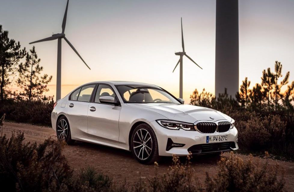 سيارة BMW 330e سيدان الجديدة: التصميم الأكثر رياضية والأداء الأعلى كفاءة مع تقنية eDrive المتقدمة من BMW.