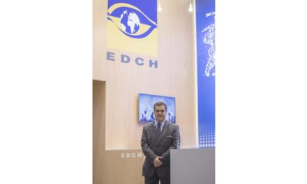 غرفة الإمارات لمقاصة البيانات تستعرض حلول شرائح الهاتف في المؤتمر العالمي للاتصالات المتنقلة