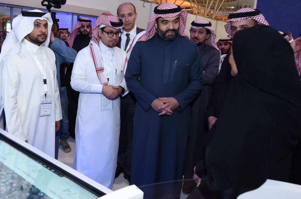 وزير الاتصالات يزور جناح موبايلي في معرض ومؤتمر إنترنت الأشياء IoT