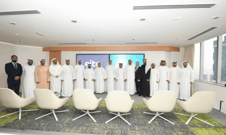 سعادة عبد الرحمن النعيمي في بلدية عجمان يزور مركز “ساحة الأفكار” في شركة الإمارات للاتصالات المتكاملة