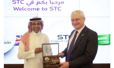 وزير الاستثمار البريطاني يزور STC