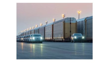 شاحنة فورد F-150 الكهربائية بالكامل وبتصميم فورد المتين تشهد تطوراً متواصلاً؛ شاهدوا قوة النموذج الأولي أثناء سحبه وزناً يتجاوز مليون رطل