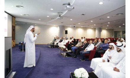 منصور العور يحث الدارسين الجدد في “جامعة حمدان بن محمد الذكية” على تحقيق التميز الأكاديمي وريادة الأعمال خلال اللقاء التعريفي