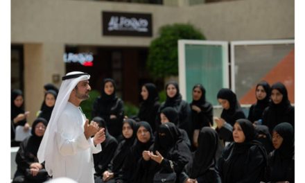 خلال فعالية نظمتها هيئة المساهمات المجتمعية “معاً”  متطوعون شباب يرافقون كبار المواطنين والمقيمين للمشي في ياس مول