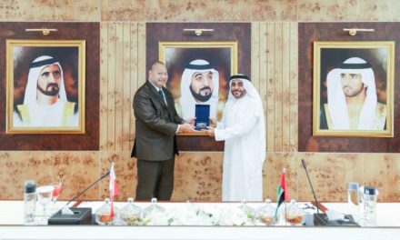 منصور العور يعرض نموذج “جامعة حمدان بن محمد الذكية”