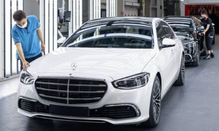 مرسيدس-بنز تعلن عن افتتاح “مصنع 56” رسمياً وبدء إنتاج سيارة S-Class الجديدة