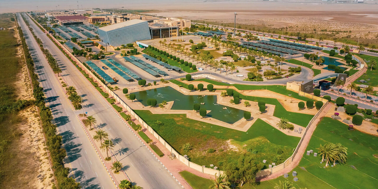 أول محطات شحن للسيارات الكهربائية بإحدى الجامعات في المملكة بشحن كامل خلال 15 دقيقة فقط شنايدر إلكتريك توفر محطات شحن سريعة EVlink للسيارات الكهربائية بجامعة الأمير محمد بن فهد