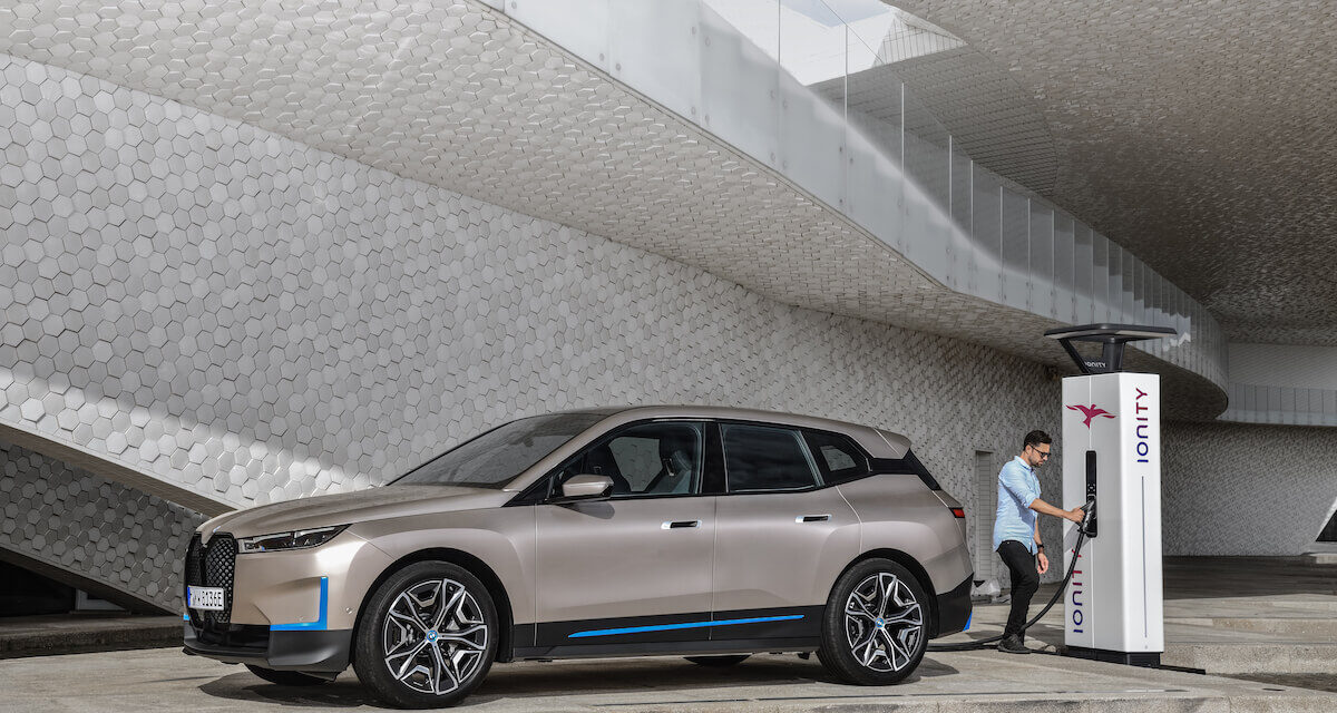 طراز BMW iX الأول على الإطلاق