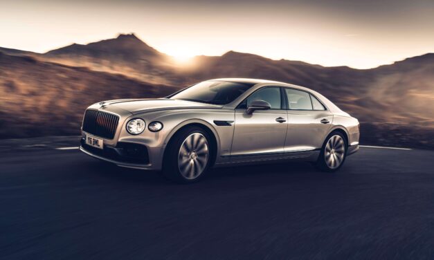 Bentley Flying Spur الجديدة كلّياً تتألّق عبر ألواح خشبية ثلاثية الأبعاد هي الأولى من نوعها في العالم