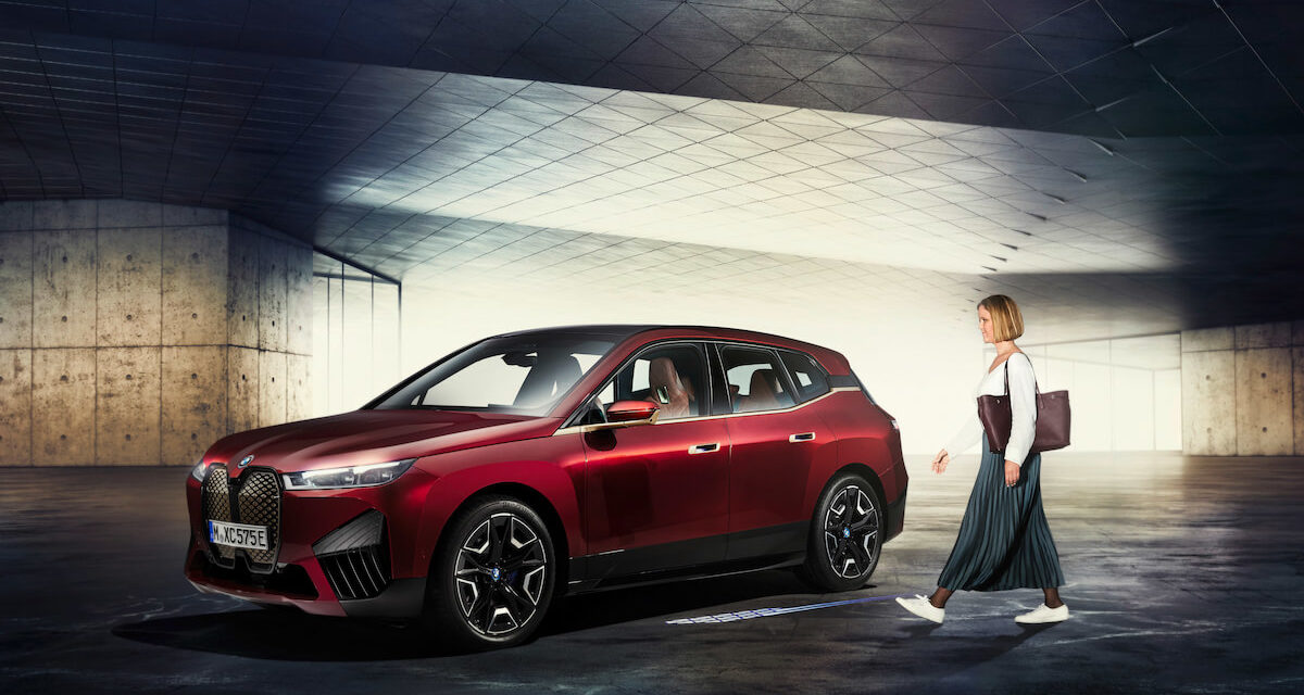 BMW تعلن إطلاق ميزة BMW Digital Key Plus مع تقنية Ultra- Wideband لطرازات BMW iX