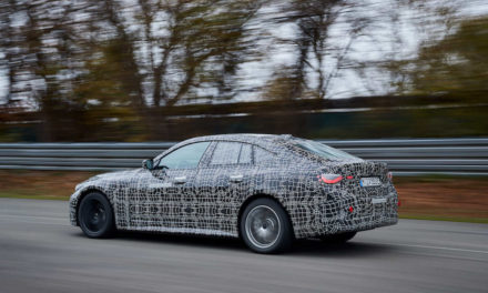 “لا تكتفي BMW بالتسارع المذهل على خط مستقيم”.