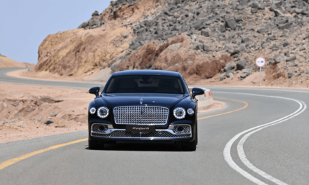 Flying Spur تنطلق بقوّة مع محرّك V8 الجبّار في المملكة العربية السعودية