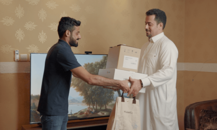 أول عميل في المملكة العربية السعودية يتسلّم شاشة HUAWEI Vision S الذكية من هواوي