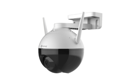 كاميرا EZVIZ C8C الجديدة هي أول كاميرا خارجية قابلة للإمالة وتدعم اتصال Wi-Fi، والجهاز الذكي المثالي لمراقبة الخارج أثناء استمتاع الأسرة بأجواء الصيف