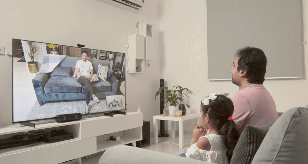 لاعب كرة القدم المتميّز سالم الدوسري يفاجئ مشجّعيه ويتّصل بهم عبر الشاشة الذكية HUAWEI Vision S