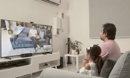 لاعب كرة القدم المتميّز سالم الدوسري يفاجئ مشجّعيه ويتّصل بهم عبر الشاشة الذكية HUAWEI Vision S