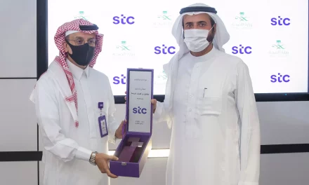 معالي وزير الصحة يطلع على خدمات مركز stc للتحكم بالعمليات الرقمية ويشيد بدوره أثناء الجائحة