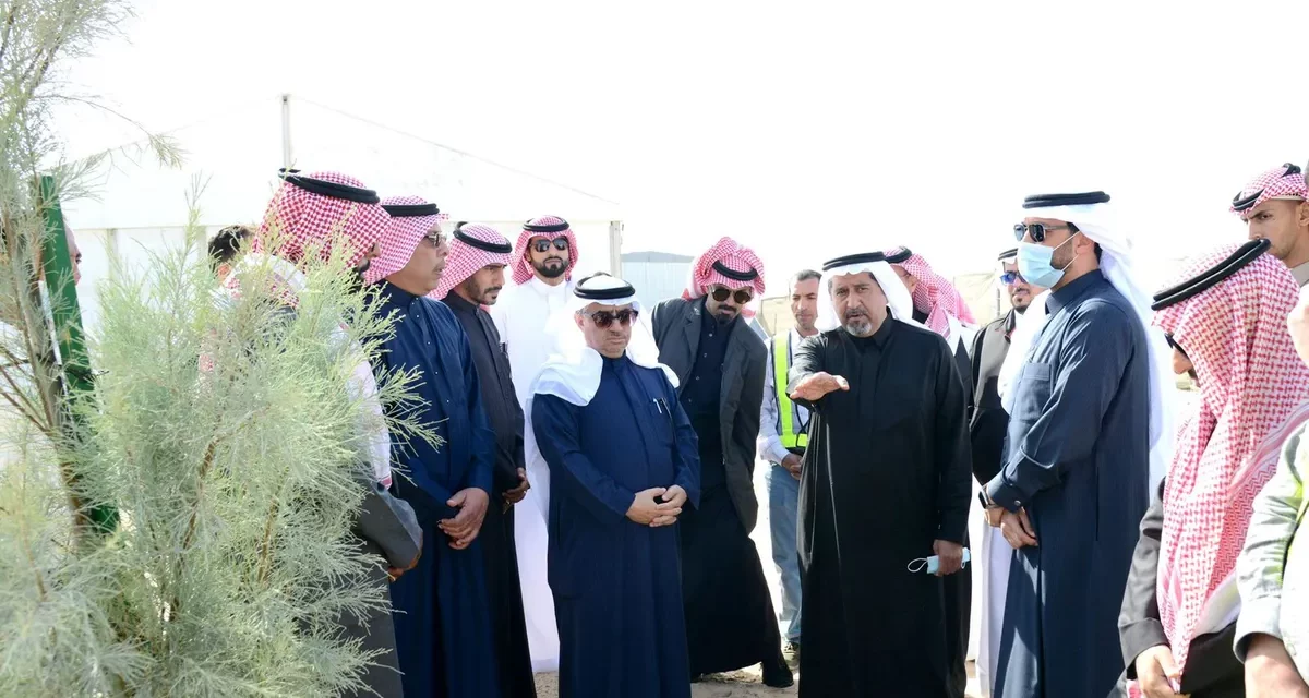 برفقة رئيس المركز الوطني لتنمية الغطاء النباتي.. معالي الدلامي يقف على مبادرة تشجير مناطق زحف الرمال بطريق الدمام الرياض