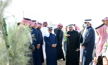 برفقة رئيس المركز الوطني لتنمية الغطاء النباتي.. معالي الدلامي يقف على مبادرة تشجير مناطق زحف الرمال بطريق الدمام الرياض