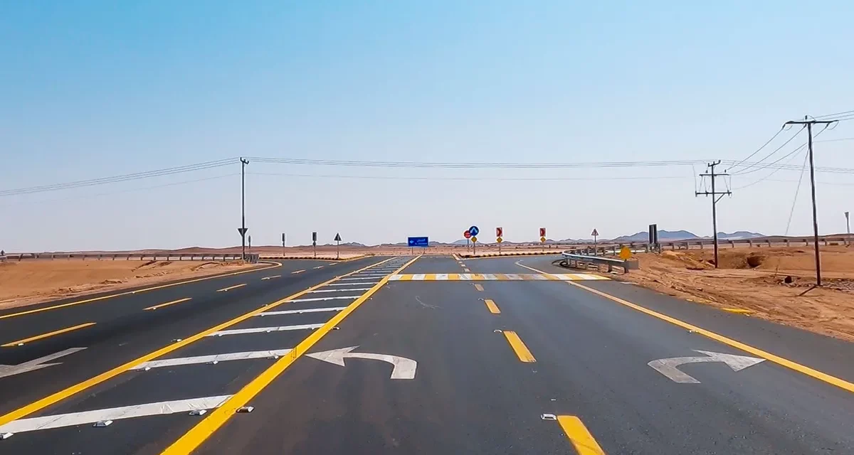 بهدف الارتقاء بمستوى الخدمات المقدمة لأهالي المنطقة.. وزارة النقل والخدمات اللوجستية تواصل تنفيذ أعمال الصيانة والسلامة على طرق منطقة حائل