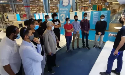 طلاب جامعتي الملك عبدالعزيز والأعمال والتكنولوجيا يزورون مصنع يورك