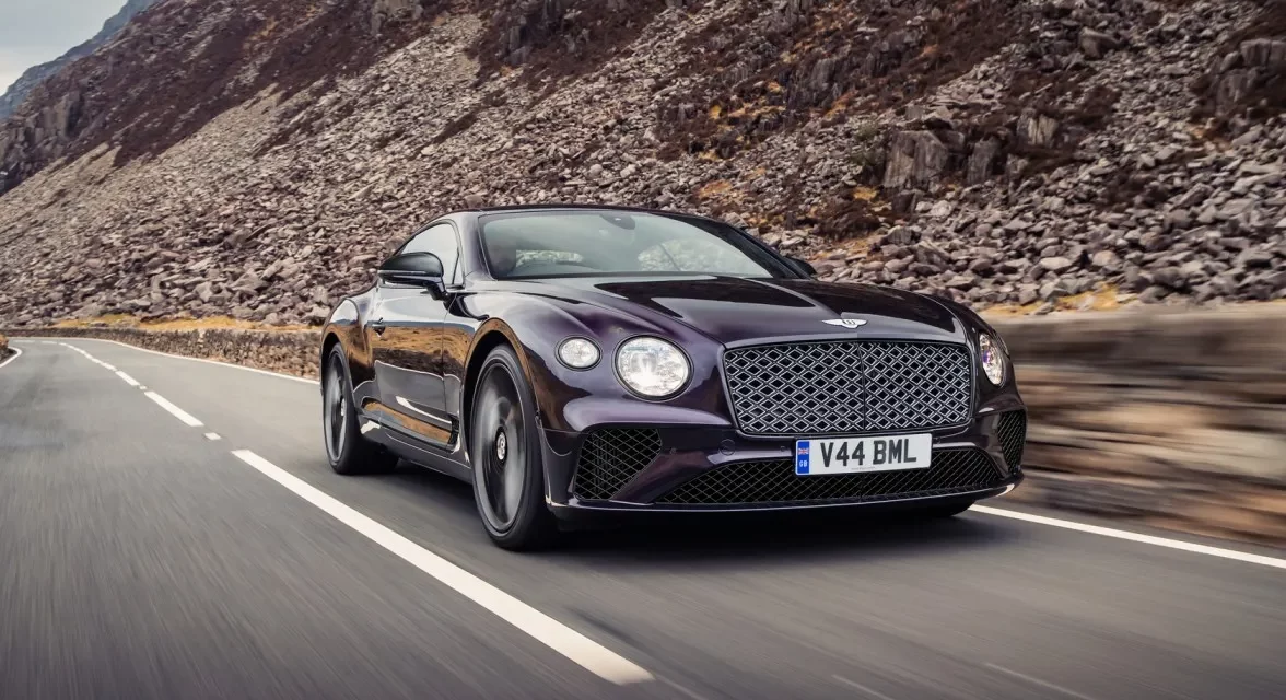 Bentley تطرح GT Mulliner Blackline المتميّزة بلمسات داكنة تسهم بتعزيز الفخامة العصرية