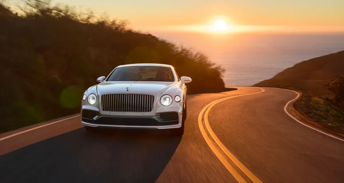 سيارة Bentley Flying Spur الهجينة تثير الإعجاب في بيفرلي هيلز