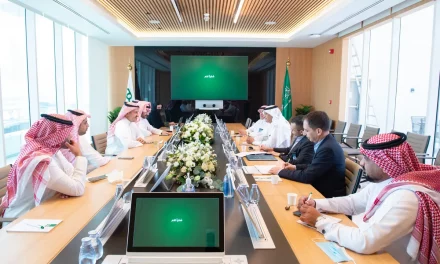 وفد من جامعة نايف العربية للعلوم الأمنية يقف على جاهزية “نجم” ودورها في تعزيز السلامة المرورية