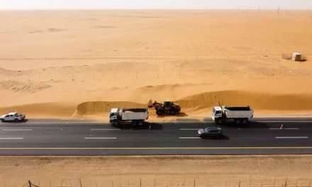 وزارة النقل والخدمات اللوجستية تواصل جهودها في إزاحة الكثبان الرملية من حرم الطرق على مدار 24 ساعة