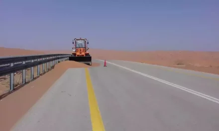 وزارة النقل والخدمات اللوجستية تُزيل أكثر من مليون متر مكعب من الكثبان الرملية من حرم الطرق خلال شهر إبريل 2022م