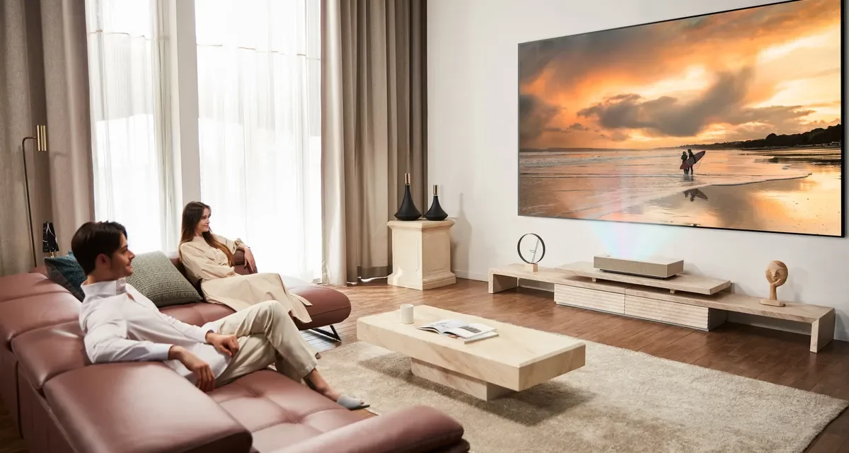 جهاز البروجكتور LG CINEBEAM المميز لعام 2022 يرتقي بتجربة السينما المنزلية