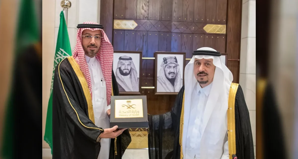 <strong>أمير الرياض يُكَرِّم المراعي على دعمها تطوير العناية المركزة بمستشفى الملك خالد بالخرج<br><br></strong><strong></strong>