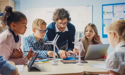 استطلاع: يعتقد 59٪ من أولياء الأمور الذين تمت مقابلتهم أن معرفة اللغة الإنجليزية ستجعل من السهل على أطفالهم العثور على وظيفة بأجر جيد في المستقبل 