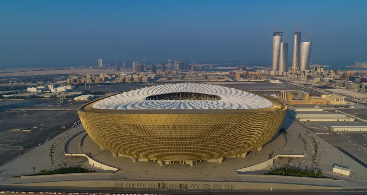 لأول مرة في تاريخ كأس العالم لكرة القدمFIFA™سيجد المشجعين عبوات مصنوعة من مادة البولي إيثيلين تيرفثالات بنسبة 100٪ متاحة في جميع ملاعبو مواقع FIFA™ الرسمية