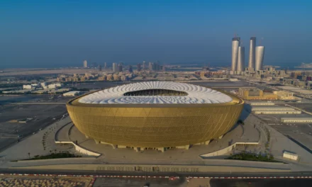 لأول مرة في تاريخ كأس العالم لكرة القدمFIFA™سيجد المشجعين عبوات مصنوعة من مادة البولي إيثيلين تيرفثالات بنسبة 100٪ متاحة في جميع ملاعبو مواقع FIFA™ الرسمية